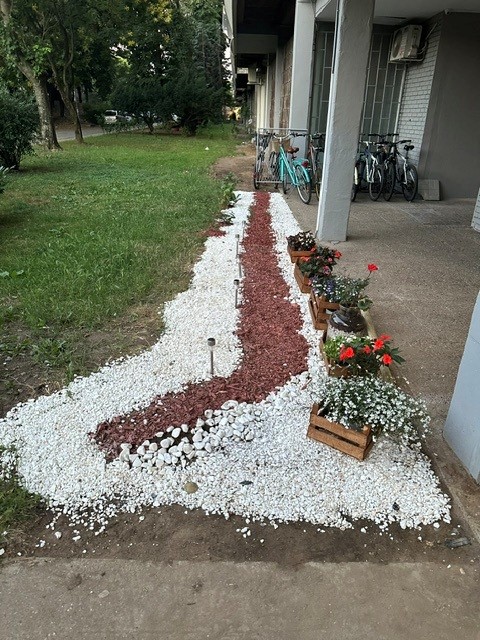 Уређен простор испред улаза